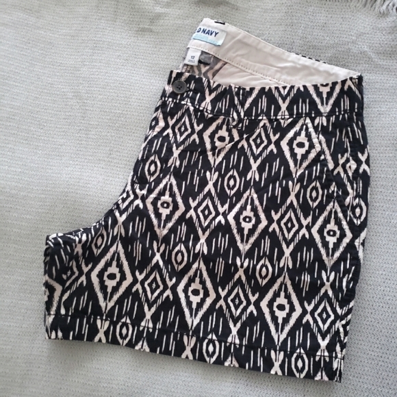 Old Navy ladies 12 cream/black ikat print 3" inseam shorts - Picture 1 of 6